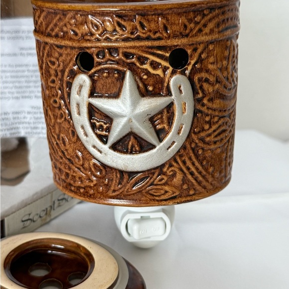 Scentsationals "Leather 'N Iron" Plug-in Wax Warmer w/ Horseshoe and Star - Picture 11 of 16